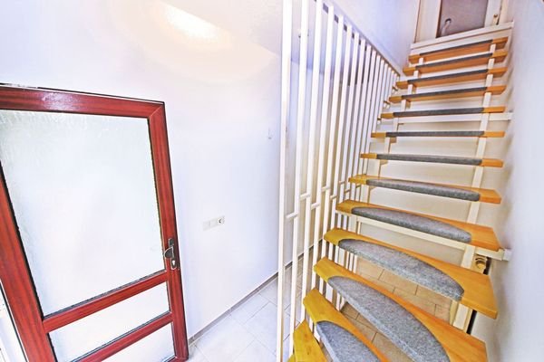 Treppe zur Wohnung im DG