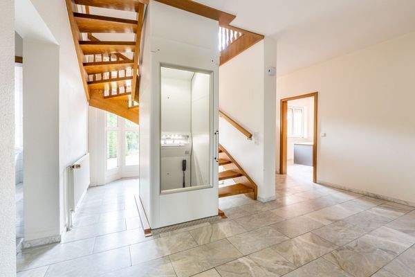 Flur Erdgeschoss und Aufzug