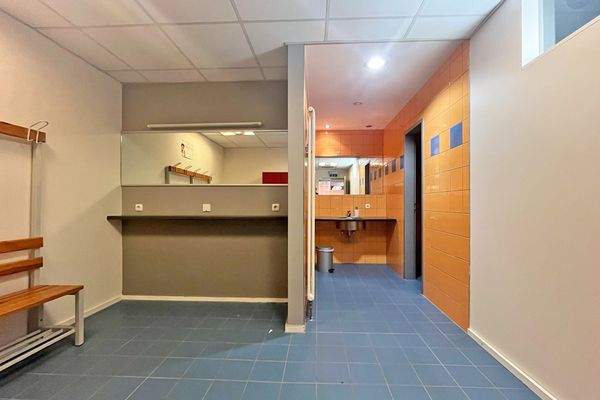 Mit Toilette und Duschen