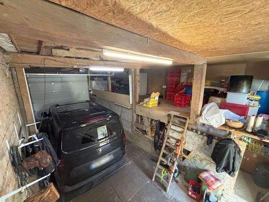 Garage mit großem Sektionaltor