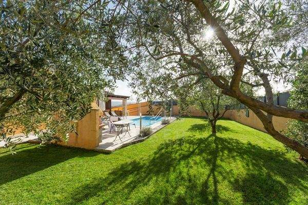 Außenbereich: weitläufiger Garten, Sonnenterrasse, Pool 21 m², Solardusche & Außengrill 