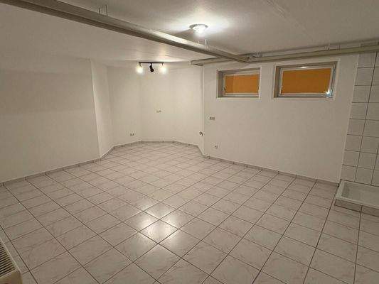 Kellerraum mit Dusche.JPG