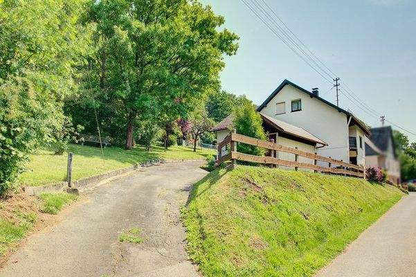 Zufahrt zum Wohnhaus und Garage