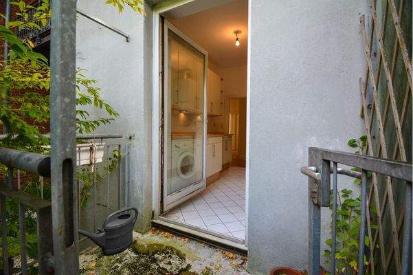 erhöhte Terrasse / eigener Balkon zugänglich von der Küche aus