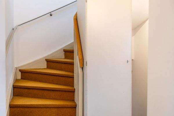 Familienidyll in Bogenhausen: Doppelhaushälfte mit sonnigem Westgarten & Grünblick