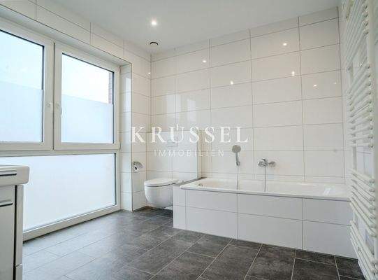 ...mit Dusche und Badewanne 