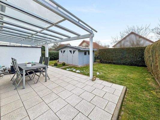 überdachte Terrasse und Garten