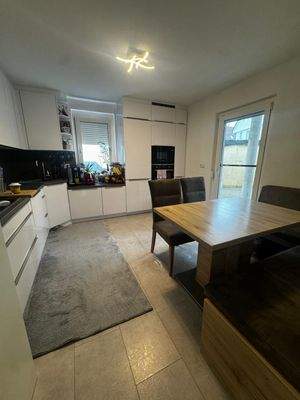 Küche Moderne, große Küche mit Zugang zur Terrasse