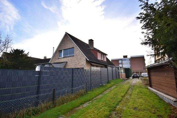 Blick Richtung Haus von der Doppelgarage