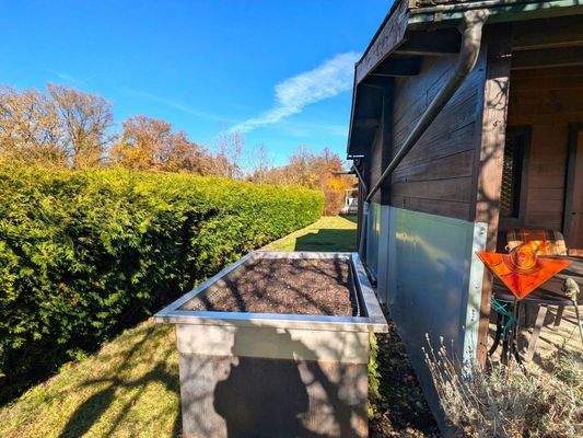 Hochbeet und Zugang zum Westgarten