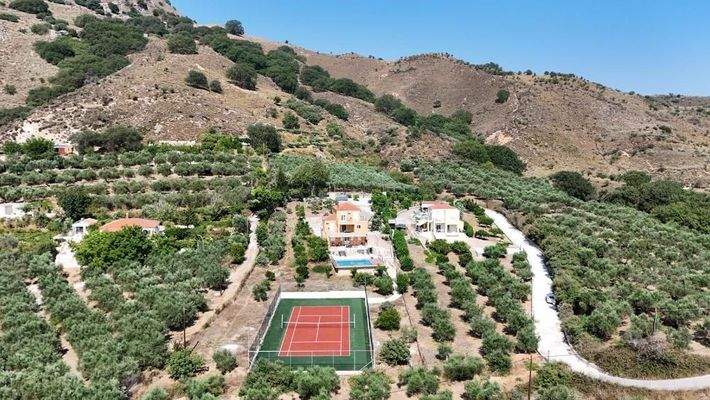Kreta, Kournas: Spektakuläre Villa mit Tennisplatz nahe des Kournas-Sees zu verkaufen