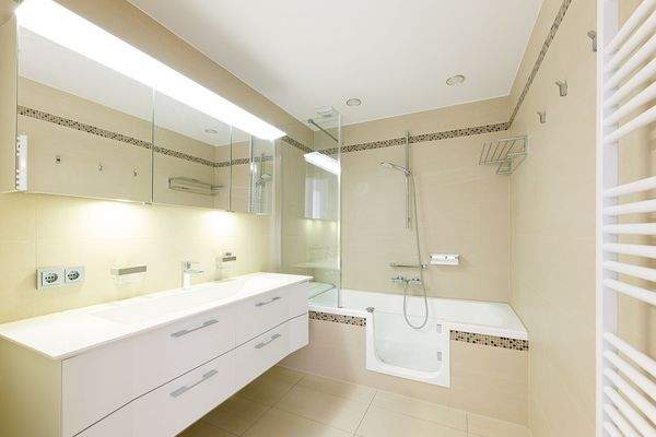 Wannenbad mit Handtuchheizkörper