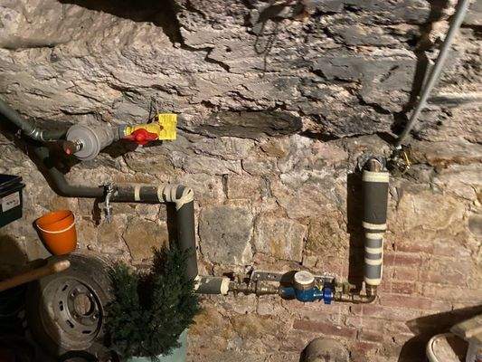 Hausanschlüsse im Kellergewölbe