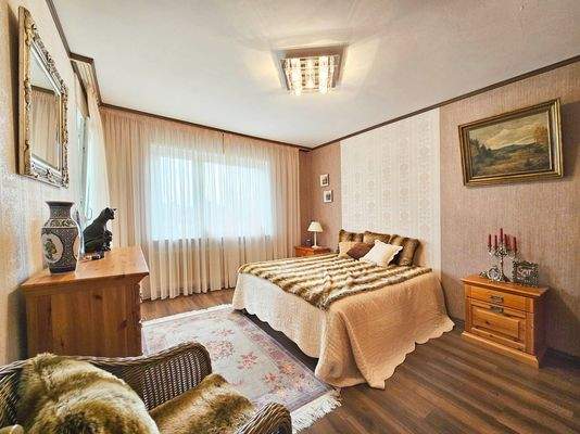 Zimmer mit Zugang zum Balkon OG