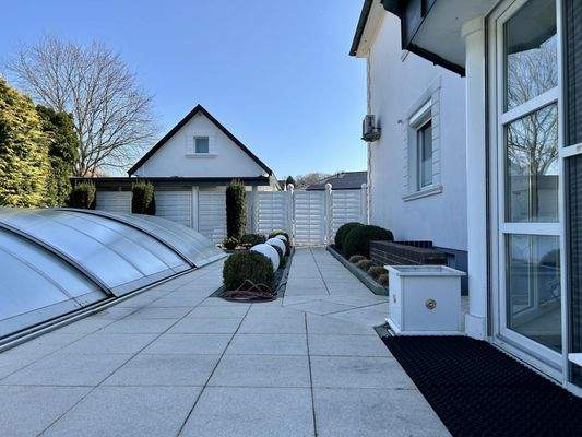 Pool und Wintergarten