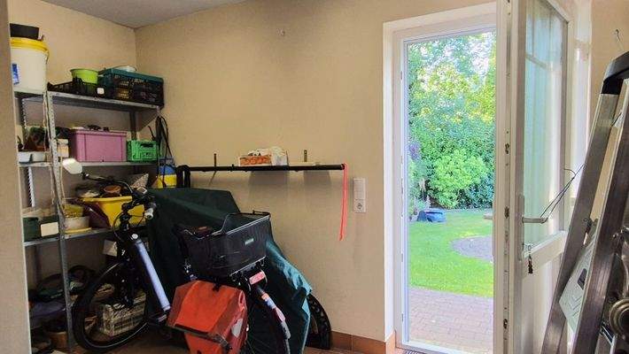 Garage mit Geräteraum (mit Zugang zum Garten)