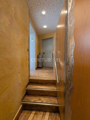 Aufgang zum Mitarbeiterbereich