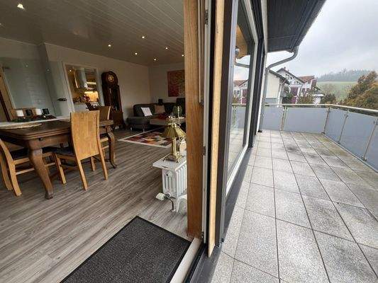 Wohnzimmer mit Balkonzugang