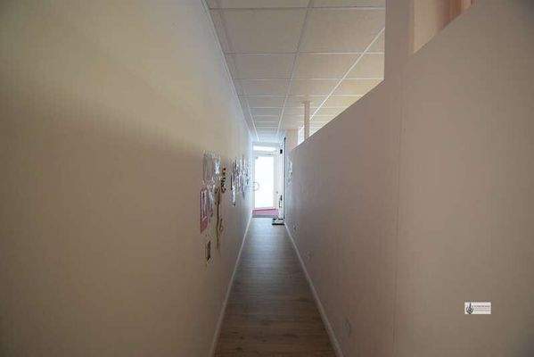 Flur zur Ausgangstür neben der Verkaufsfläche
