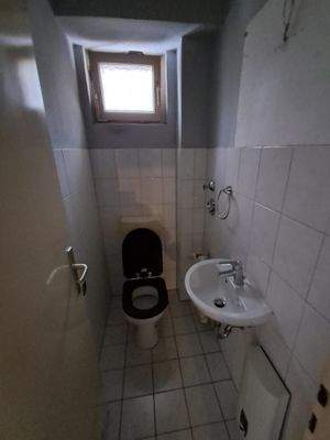 Kleines Badezimmer mit WC