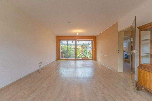 großes Wohn-Esszimmer mit Zugang zur Terrasse