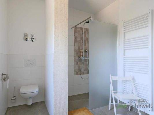 WC und bodentiefe Dusche