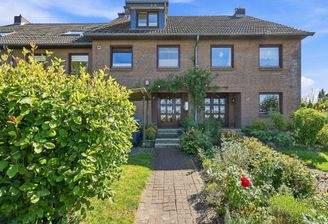 Gepflasterte Zuwegung zum Haus