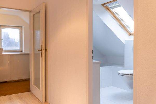 Familienidyll in Bogenhausen: Doppelhaushälfte mit sonnigem Westgarten & Grünblick