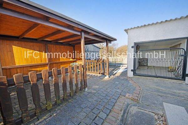 Hofbereich mit überdachte Terrasse und Zwinger