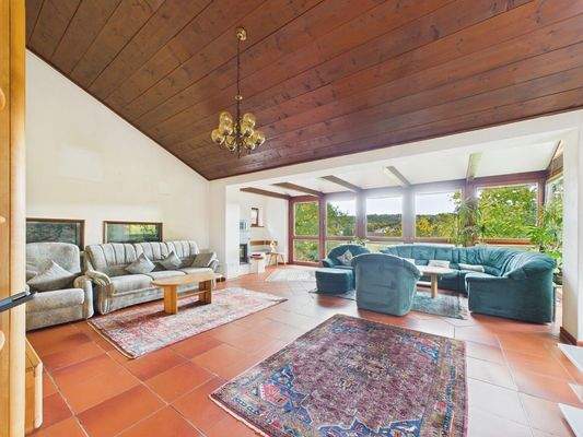 Wohnzimmer und Wintergarten mit zweitem Kamin