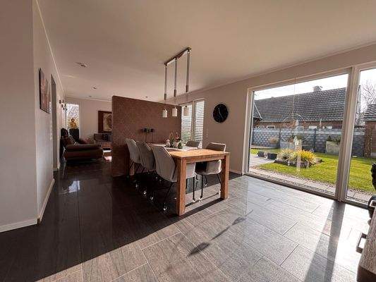 Helles Esszimmer mit Gartenblick