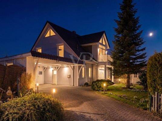 Außenansicht bei Nacht 