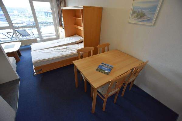 Schrankklappbett mit Eßtisch