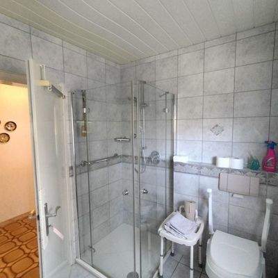 Bad mit bodentiefer Dusche und WC