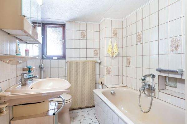 Wohnlich ausgebaute Nutzfläche (Badezimmer im EG)