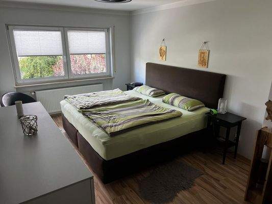 Großzügiges Schlafzimmer