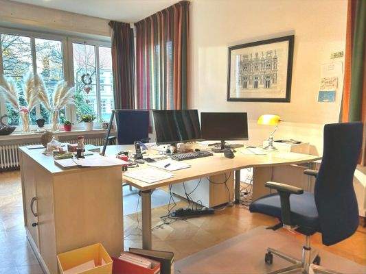 Moderne Bürotechnik trifft auf gediegenen Altbau