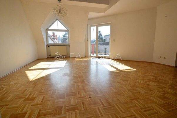 Heller Wohn- / Essbereich mit Zugang zum Sonnenbalkon