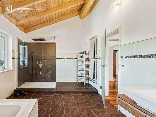 Masterbad mit begehbarer Dusche