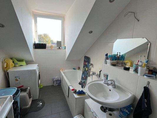 Tageslichtbad mit Wanne und Dusche