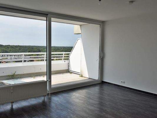 Großzügiger Wohnbereich mit Zugang zum Balkon