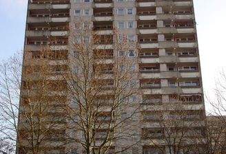 Aussenansicht eines mehrgeschossigen Mehrfamilienhauses mit Balkonen