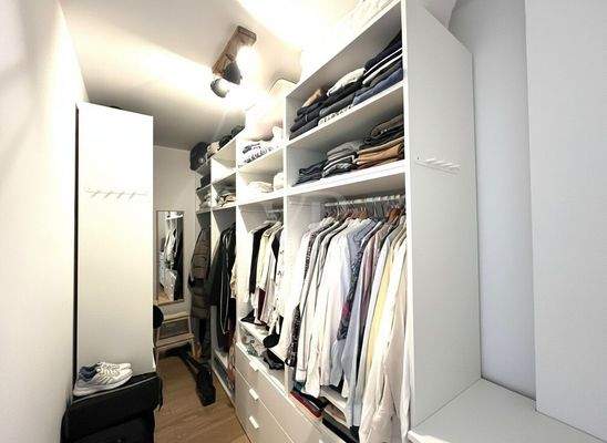 Großer Abstellraum / Begehbarer Schrank