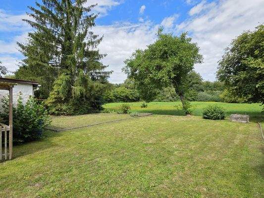 Weitläufiger Garten mit Blick