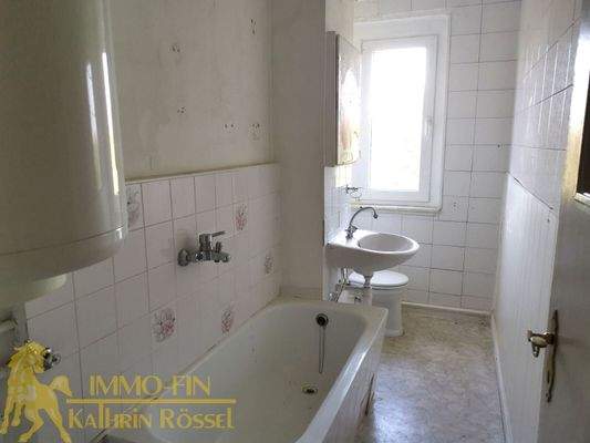 Blick in ein unsaniertes Bad