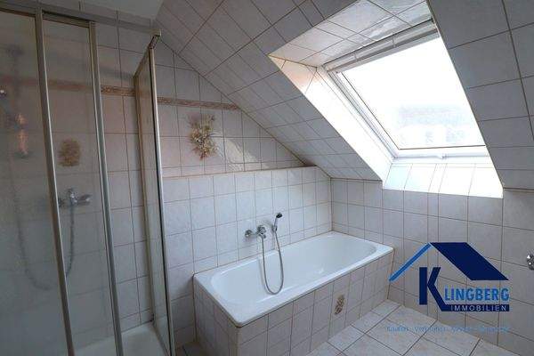 Tageslichtbad mit Wann und Dusche