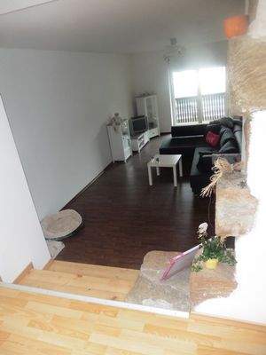 Blick von der Küche in das Wohnzimmer + Balkon