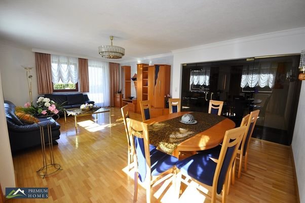 KUNDL - Einfamilienhaus - Wohnzimmer mit Zugang Terrasse