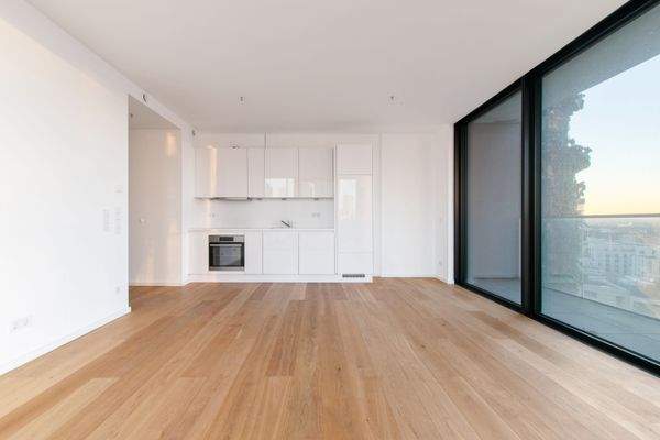 Wohnzimmer mit Einbauküche