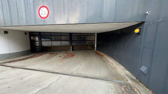 Einfahrtstor zur Tiefgarage